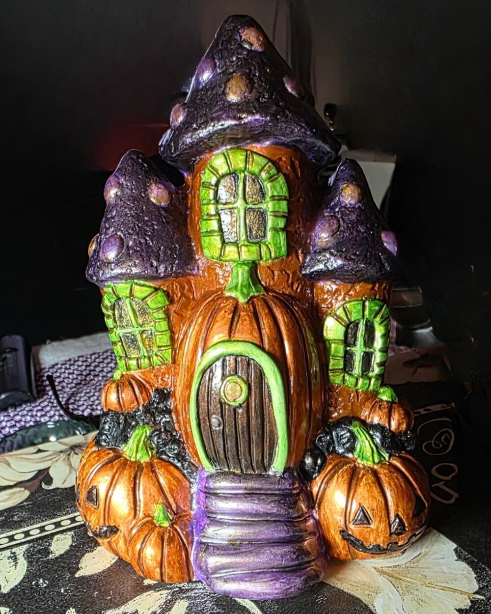 Hand-Painted Pumpkin House Figurine – Spooky Halloween Decor & Jack-o'-Lanterns